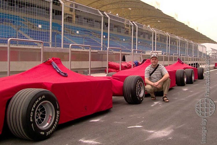 Bild: Frank Seidel vor Ferraris bei der Formel 1 Premiere in Bahrain - Reiseblog von Frank Seidel