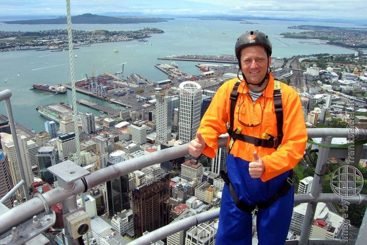 Bild: Frank Seidel beim Klettern auf dem Sky Tower in Auckland - Reiseblog von Frank Seidel
