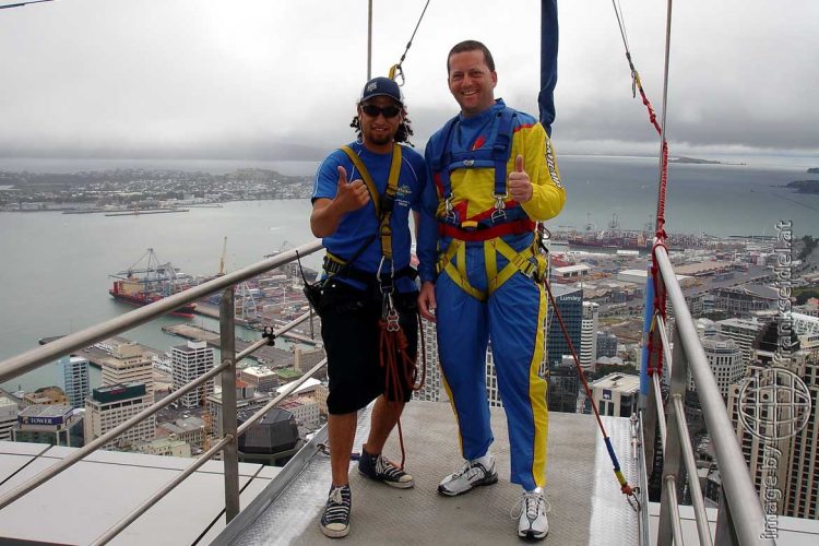 Bild: Frank Seidel beim Sky Jump vom Sky Tower in Auckland - Reiseblog von Frank Seidel