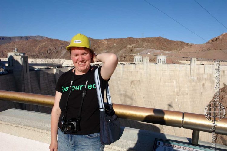 Bild: Christine Schirk am Hoover Dam - Reiseblog von Frank Seidel