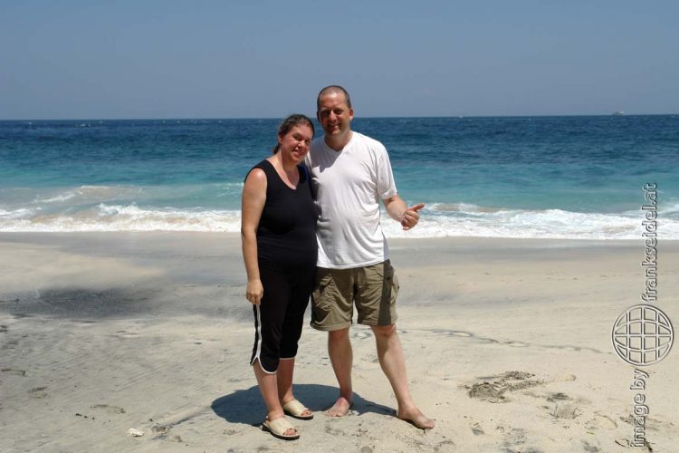 Bild: Christine Schirk und Frank Seidel am White Sand Beach in Padang Bai auf Bali, Indonesien - Reiseblog von Frank Seidel