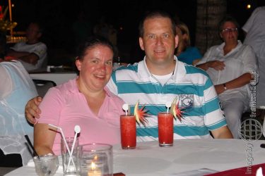 Bild: Christine Schirk und Frank Seidel mit Cocktails im Hotel Bali Mandira auf Bali - Reiseblog von Frank Seidel