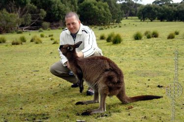 Bild: Frank Seidel mit einem Känguru, Kangaroo Island, Australien - Reiseblog von Frank Seidel