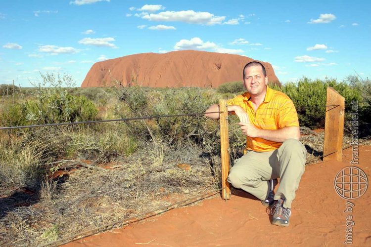 Bild: Frank Seidel vor dem Uluru (Ayers Rock), Australien - Reiseblog von Frank Seidel
