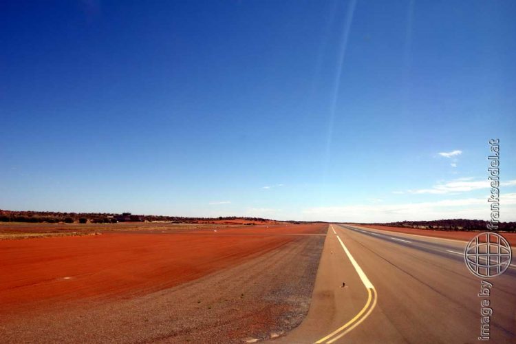 Bild: Start-/Landebahn am Flughafen von Ayers Rock, Australien - Reiseblog von Frank Seidel