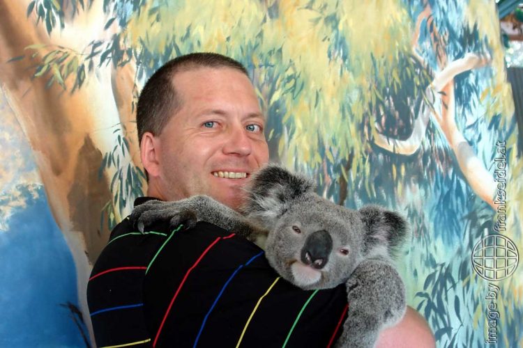 Bild: Frank SEidel mit einem Koala in Kuranda, Australien - Reiseblog von Frank Seidel